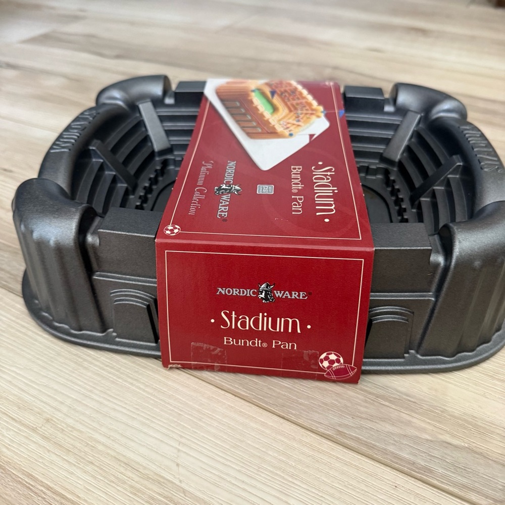 NWT Nordic Ware Stadium Bundt cake pan new